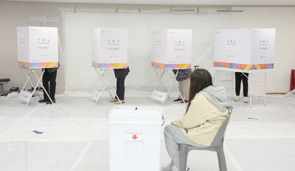 제22대 국회의원 선거일인 10일 한 투표소에서 유권자들이 투표를 하고 있는 모습. 해당 기사와 직접 관련 없음. [사진=뉴시스]