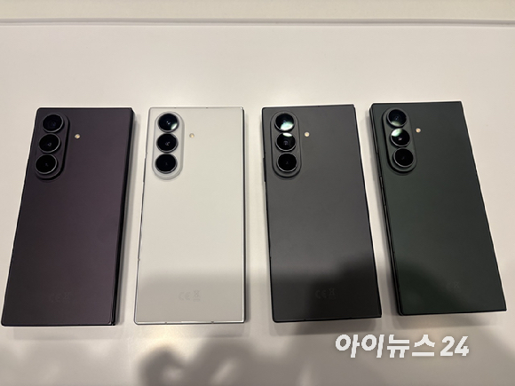 삼성전자 대표이사 노태문 DX부문 사장이 22일(현지시간) 영국 런던 올드빌링스게이트에서 열린 '갤럭시 언팩 2026' 행사에서 8세대 폴더블 3종을 공개하는 모습 [사진=삼성전자]