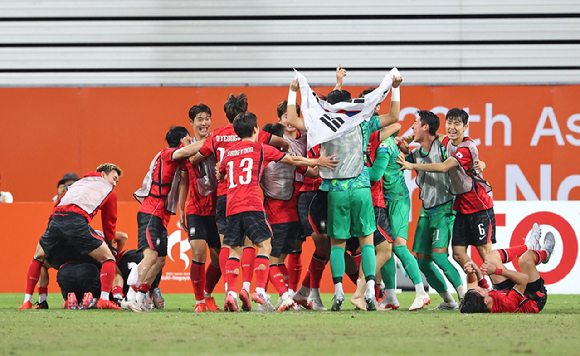 3일 일본 아이치현 도요타 스타디움에서 열린 2026 아이치&middot;나고야 아시안게임 남자 축구 대한민국과 일본의 결승. 승리 후 금메달을 획득한 한국 선수들이 기뻐하고 있다. [사진=연합뉴스]