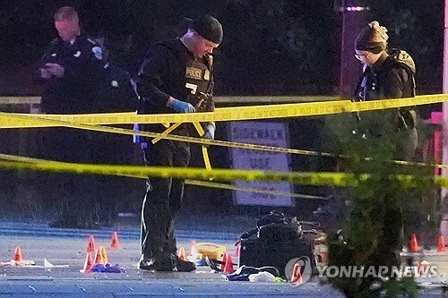 23일(현지시간) 워싱턴D.C 백악관 인근 총격 현장에서 비밀경호국 요원들과 경찰이 조사하고 있다. [AP=연합뉴스]