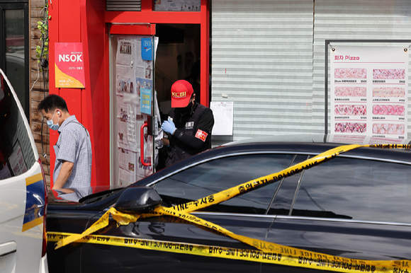 3일 서울 관악구 한 식당에서 칼부림 사건이 발생, 경찰이 조사하고 있다. [사진=연합뉴스]