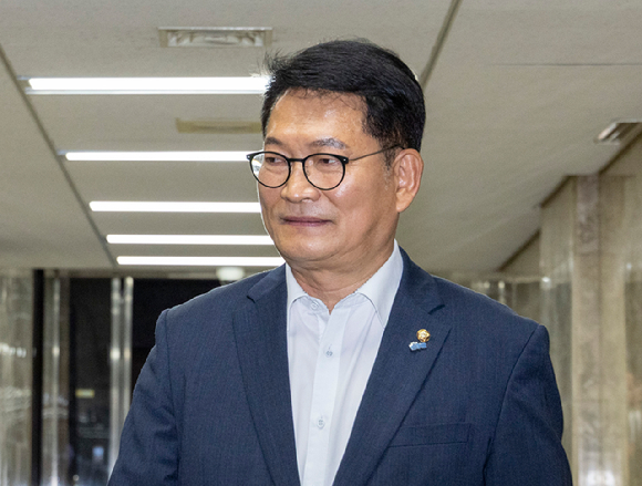 송영길 더불어민주당 의원이 14일 서울 여의도 국회에서 열린 민주당 의원 총회에 입장하고 있다. [사진=연합뉴스]