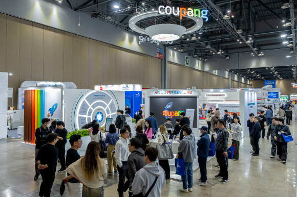 오는 25일까지 일산 킨텍스 제1전시장에서 진행되는 2025 물류산업대전에 참가한 관람객들이 쿠팡 부스를 둘러보고 있다. [사진=쿠팡]