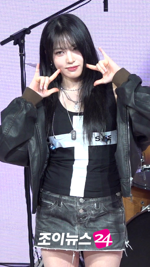 밴드 레이턴시 희연이 지난 18일 오후 서울 마포구 상암동 쇼킹케이팝센터에서 열린 레이턴시(LATENCY) 첫 미니앨범 '레이트 오'클락'(LATE O'CLOCK) 쇼케이스에서 포즈를 취하고 있다. [사진=문수지 기자]