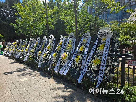 정부가 용산기지 부지 중 일부인 용산어린이정원에 임대주택 등을 조성하는 방안을 검토 중인 가운데 8일 서울 용산어린이정원 입구 인근에 근조화환이 놓여있다. [사진=홍성효 기자]