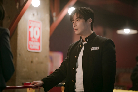 배우 허남준이 프로필 촬영에서 포즈를 취하고 있다. [사진=에이치솔리드]