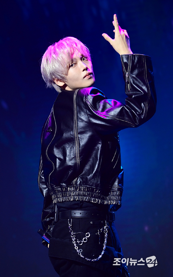 가수 장한음이 30일 오후 서울 강남구 성암아트홀에서 열린 두 번째 EP 'DAYDREAM' 발매 기념 쇼케이스에서 타이틀곡 'WANNA' 무대를 선보이고 있다. [사진=정소희 기자]