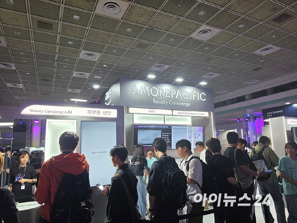20일 서울 코엑스 'AWS 서밋 서울 2026' 피지컬 AI 존에 전시된 뉴빌리티의 자율주행 배달 로봇 'Neubi Flow'. [사진=윤소진 기자]