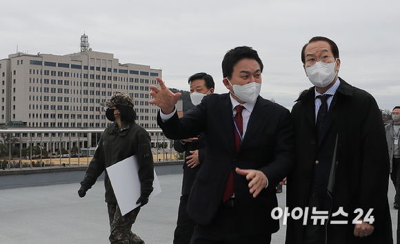 권영세 대통령직인수위원회 부위원장을 비롯한 인수위원들이 18일 오후 새 대통령 집무실 후보지인 서울 용산구 국방부 청사를 둘러보고 있다. [사진=국회사진취재단]