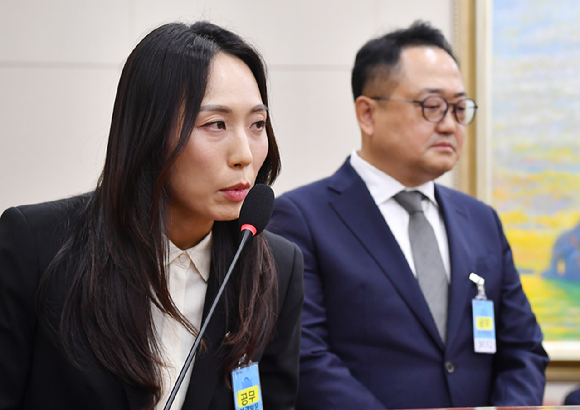주성원 쿠팡 총괄부사장이 12일 서울 여의도 국회에서 열린 정무위원회의 공정위 등에 대한 국정감사에서 질의에 답변하고 있다. [사진=곽영래 기자]