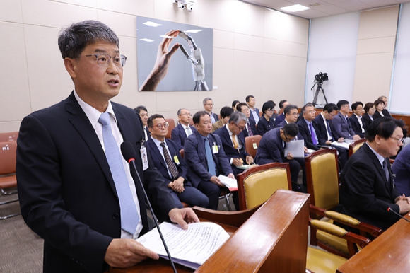 반상권 방송미디어통신위원회 위원장 직무대리가 14일 국회 과학기술정보방송통신위원회에서 열린 2025년도 국정감사에서 업무 현황 보고에서 인사말하고 있다. [사진=연합뉴스]
