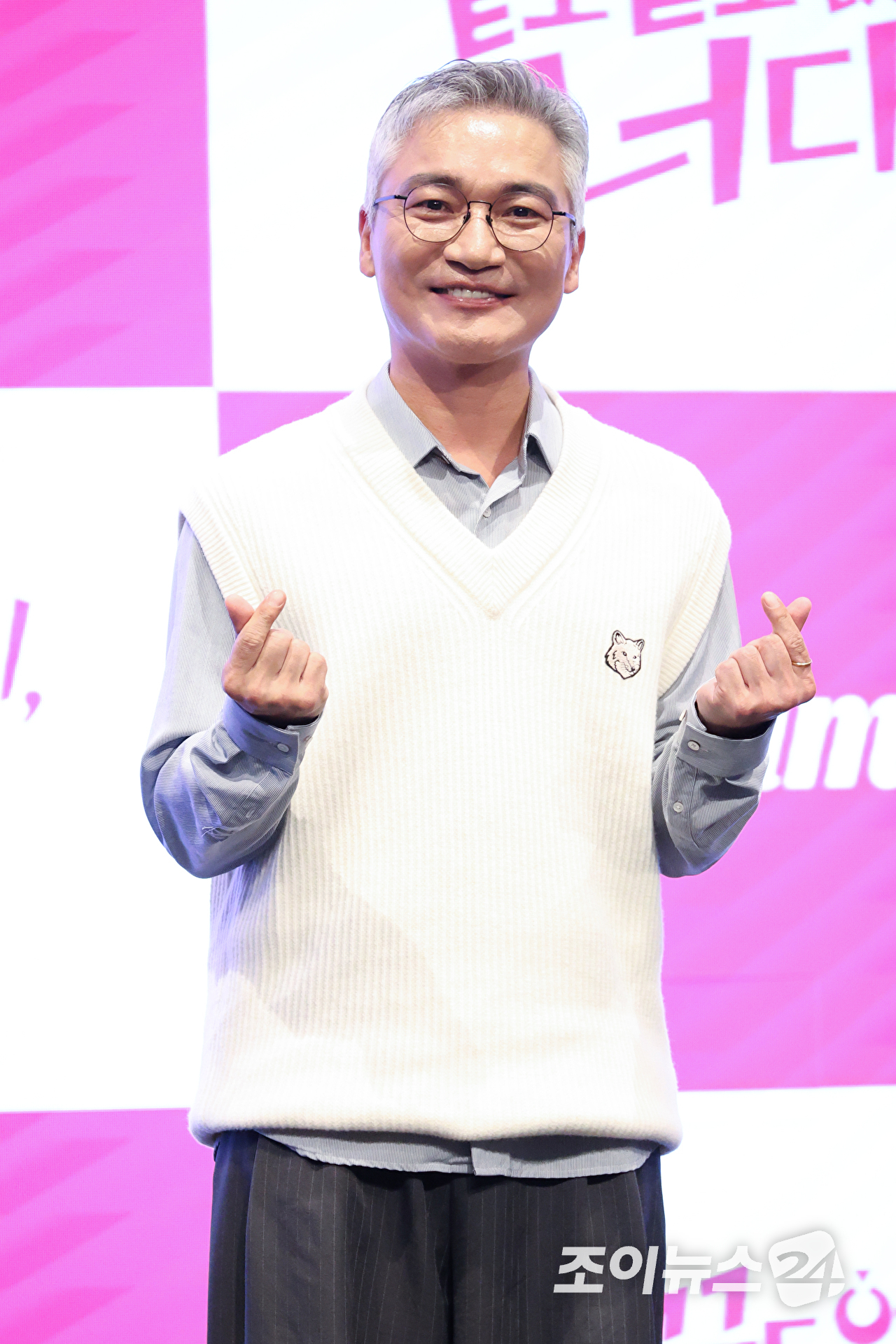 배우 조재윤이 19일 오후 서울 구로구 더세인트에서 진행된 라이프타임 새 토일드라마 '밑도 끝도 없이, 너다' 제작발표회에 참석해 포즈를 취하고 있다. [사진=문수지 기자]