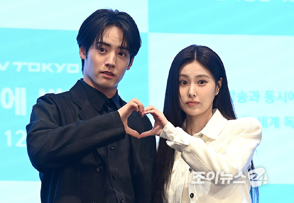 배우 아카소 에이지, 강혜원이 7일 오후 서울 구로구 더 세인트에서 진행된 '첫입에 반하다' 제작발표회에서 포즈를 취하고 있다. [사진=곽영래 기자]