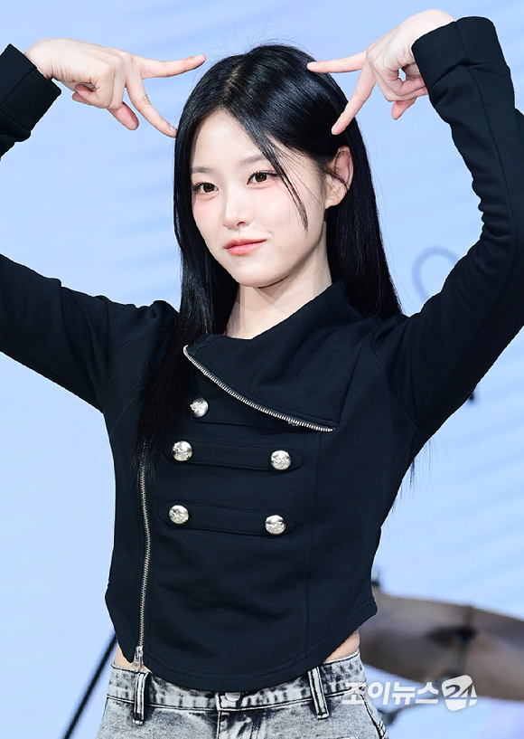 밴드 레이턴시 현진이 18일 오후 서울 마포구 상암동 쇼킹케이팝센터에서 열린 레이턴시(LATENCY) 첫 미니앨범 '레이트 오'클락'(LATE O'CLOCK) 쇼케이스에서 포토타임을 갖고 있다. [사진=정소희 기자]