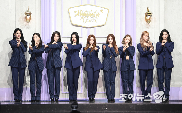 그룹 프로미스나인이 17일 오후 서울 용산구 한남동 블루스퀘어에서 열린 프로미스나인(fromis_9) 미니 4집 앨범 'Midnight Guest'(미드나잇 게스트)' 쇼케이스에 참석해 포즈를 취하고 있다. [사진=정소희 기자]