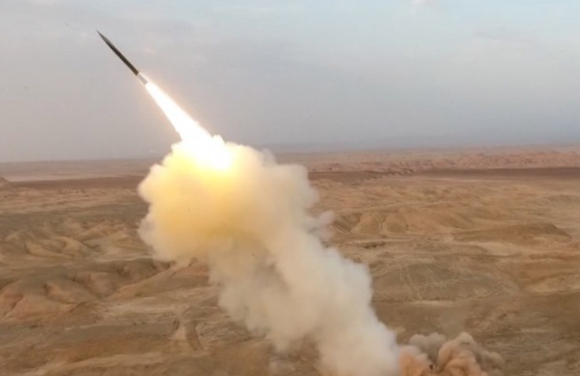 미국과 이스라엘이 이란을 상대로 군사 작전을 감행한 가운데, 이란의 대규모 미사일 반격을 막는 데 수조원대 비용이 들 수 있다는 분석이 공개됐다. 이란 이슬람혁명수비대의 미사일 발사 훈련. [사진=EPA/연합뉴스]