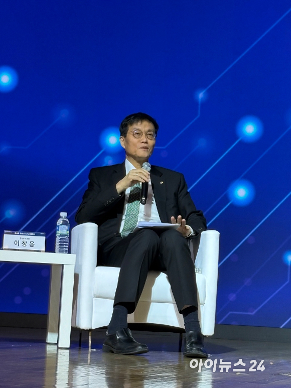 최태원 SK그룹 회장이 5일 오후 서울 중구 대한상공회의소 국제회의장에서 열린 제4회 한국은행-대한상공회의소 공동 세미나에 입장하고 있다. [사진=권서아 기자]