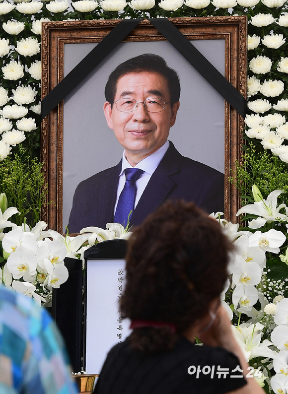 지난 2020년 7월 11일 오전 서울광장에 마련된 고인의 시민 분향소에 시민들이 조문을 하고 있다. [사진=정소희 기자]