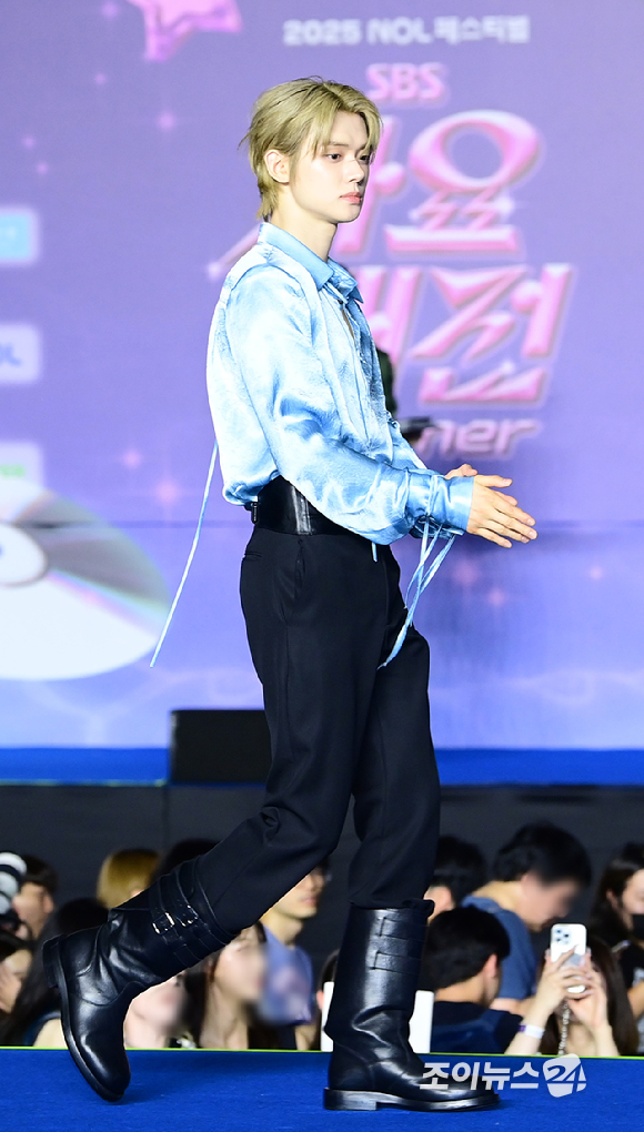 그룹 투모로우바이투게더(TXT) 연준이 26일 오후 경기도 고양 일산서구 대화동 킨텍스에서 열린 2025 SBS 가요대전 Summer(써머) 블루카펫 행사에 참석하고 있다. [사진=정소희 기자]