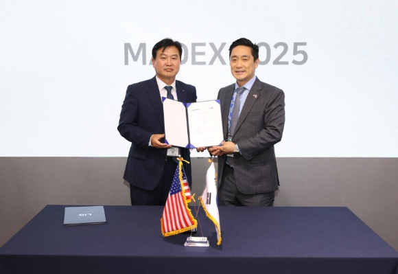 28일 국제해양방위산업전(MADEX 2025) 현장에서 ‘미래전장에 특화된 공동 솔루션 개발을 위한 포괄적 업무협약’을 체결한 신익현 LIG넥스원 대표이사(좌측)와 브랜든 쳉(Brandon Tseng) 쉴드AI 공동창업자 겸 최고경영자(CEO)가 기념사진을 촬영하고 있다. [사진=LIG넥스원]