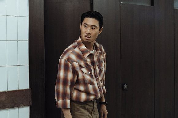 배우 진선규가 쿠팡플레이, 지니 TV 오리지널 시리즈 'UDT: 우리 동네 특공대' 인터뷰에 앞서 포즈를 취하고 있다. [사진=쿠팡플레이, 지니 TV 오리지널 시리즈]