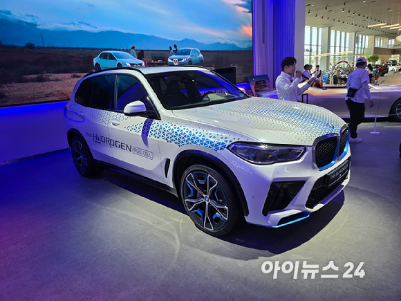 (왼쪽부터)BMW '뉴 2 시리즈', '뉴 1 시리즈'. [사진=김종성 기자]
