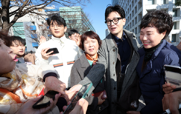 한동훈 법무부 장관이 21일 대전시 유성구 카이스트에서 지지자들에게 둘러싸혀 있다. [사진=뉴시스]