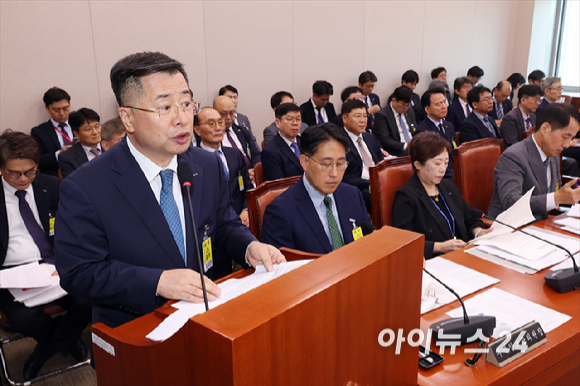강경성 대한무역투자진흥공사(KOTRA) 사장이 16일 서울 여의도 국회에서 열린 국회 산업통상자원중소벤처기업위원회의 대한무역투자진흥공사 등에 대한 2025 국정감사에서 업무보고를 하고 있다. [사진=곽영래 기자]