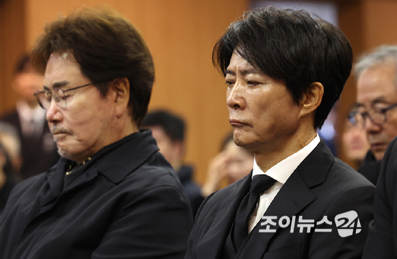 배우 유동근, 최수종이 27일 서울 송파구 서울아산병원 장례식장에서 엄수된 배우 이순재 영결식에서 애도를 표하고 있다. [사진=곽영래 기자]
