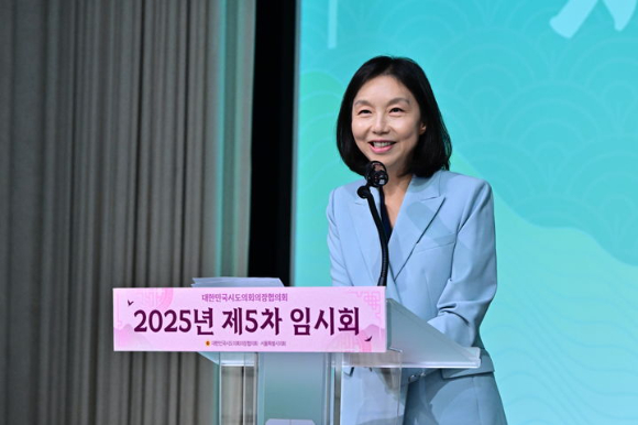 23일 서울 삼청각에서 열린 대한민국시도의회의장협의회 제5차 임시회에서 최호정 서울시의회 의장, 오세훈 서울시장을 비롯한 참석자들이 기념 촬영을 하고 있다. [사진=서울시의회]