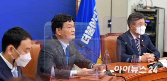 송영길 더불어민주당 대표가 15일 서울 여의도 국회에서 열린 최고위원회의에서 모두발언을 하고 있다.