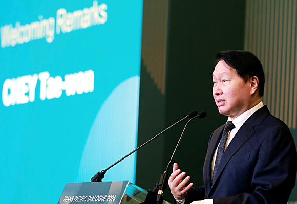 최태원 SK그룹 회장이 20일(현지시간) 워싱턴 DC에서 최종현학술원 주최로 열린 트랜스 퍼시픽 다이얼로그(TPD) 행사에서 환영사를 하고 있다. [사진=SK그룹]