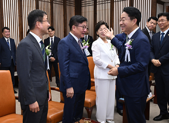 조정식 국회의장이 17일 국회에서 열린 제78주년 제헌절 경축식에 앞서 열린 환담에서 더불어민주당 한병도 대표 직무대행 겸 원내대표, 국민의힘 정점식 원내대표와 얘기를 나누고 있다. 2026.7.17 [국회사진기자단] [사진=연합뉴스]