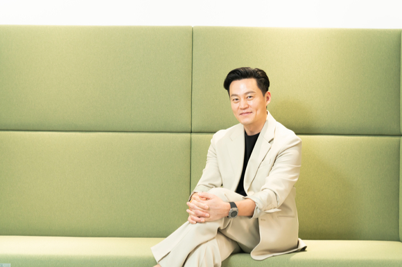 배우 이서진이 티빙 오리지널 '내과 박원장' 인터뷰에 앞서 포즈를 취하고 있다. [사진=후크엔터테인먼트]