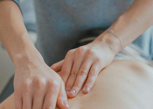 혈관 건강과 암 예방에 도움이 될 수 있는 림프 마사지법이 전문가에 의해 나왔다. 사진은 본 기사 내용과 무관. [사진=Dr. Elif Zapsu]