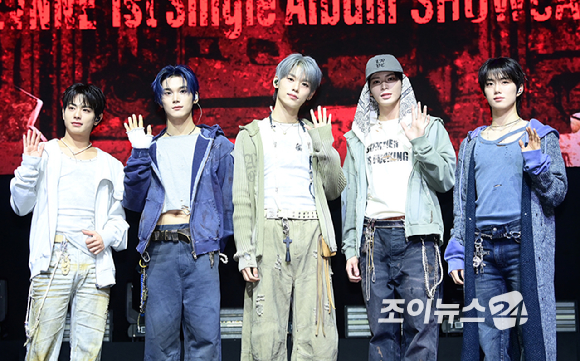 그룹 이븐이 20일 서울 영등포구 명화아트홀에서 열린 이븐(EVNNE) 첫 싱글 '뱉어 (Backtalk)' 컴백 쇼케이스에 참석하고 있다. [사진=정소희 기자]