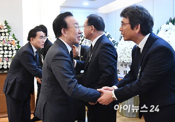 김관용 전 경북지사와 태영호 전 의원이 28일 오전 서울 종로구 서울대학교병원 장례식장에 마련된 故 이해찬 전 국무총리의 빈소에서 조문을 하고 있다. [사진=곽영래 기자]