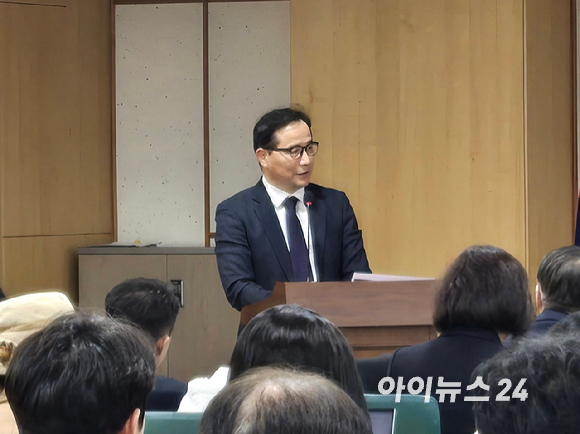 김일동 방위사업청 방산진흥국장이 15일 'K-방산 ESG(환경&middot;사회&middot;지배구조) 활성화 정책 토론회'에 참석해 발언하고 있다. [사진=최란 기자]