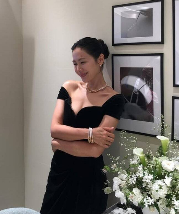 손예진, 깊게 파인 오프숄더 드레스 자태...우아하고 섹시하고 다 했네
