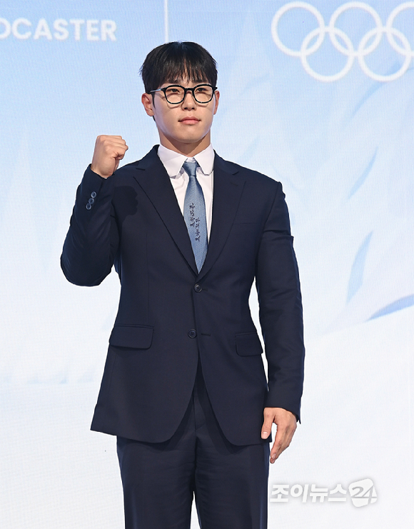 배성재 아나운서, 성승헌 캐스터, 이승훈, 곽윤기, 김아랑, 윤성빈 해설위원이 14일 서울 여의도 페어몬트 앰배서더 서울에서 열린 JTBC '2026 밀라노 코르티나 동계올림픽' 기자간담회에서 포즈를 취하고 있다. [사진=곽영래 기자]