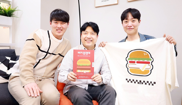 '버거원정대' 집필에 참여한 삼성웰스토리 임직원들. [사진=삼성웰스토리]