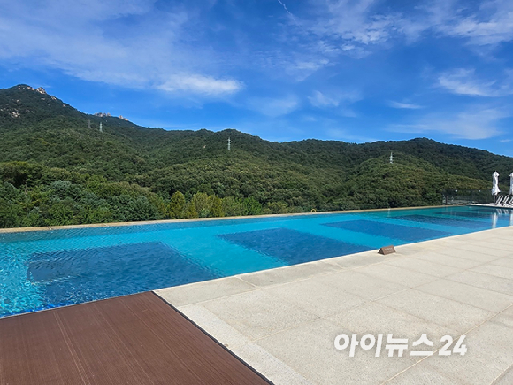 안토 비회원 캐빈 객실에서 바라본 북한산 전경. [사진=박은경 기자]