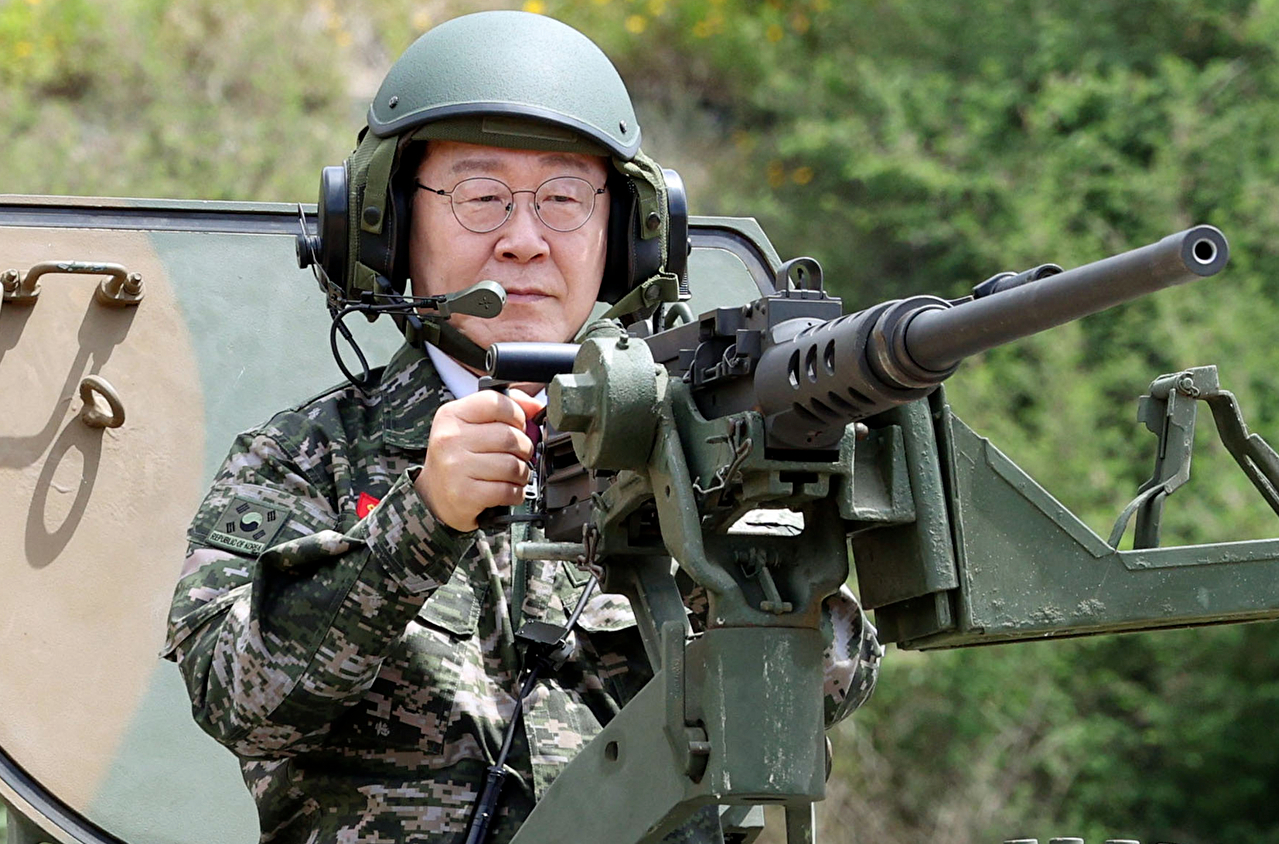 이재명 대통령이 24일 인천시 옹진군 해병대 연평부대에서 K9A1 자주포에 탑승해 K-6 중기관총을 조준하고 있다. 2026.6.24 [청와대통신사진기자단] [사진=연합뉴스]