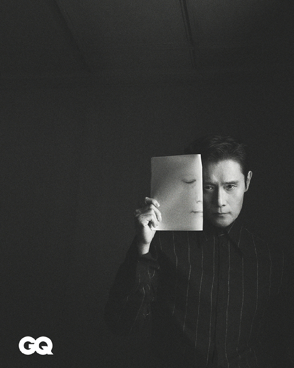 배우 이병헌이 화보 촬영에서 포즈를 취하고 있다. [사진=GQ Hong Kong]