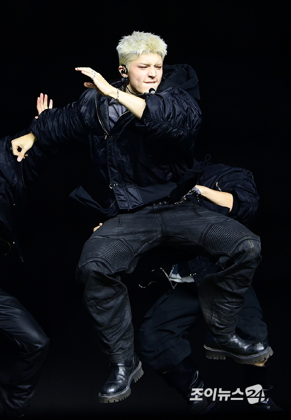 그룹 앤팀 마키가 28일 오후 서울 용산구 한남동 블루스퀘어에서 열린 &TEAM(앤팀) 한국 데뷔 앨범 미니 1집 'Back to Life'(백 투 라이프)발매 기념 쇼케이스에 참석해 멋진 무대를 선보이고 있다. [사진=정소희 기자]