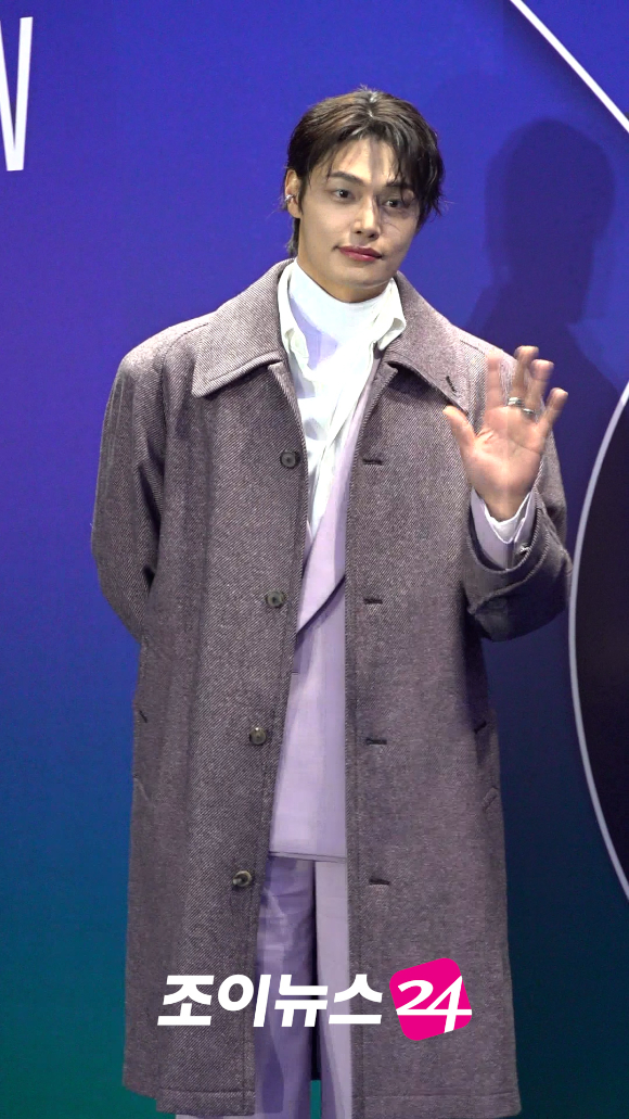 모델 정혁이 3일 오후 서울 동대문디자인플라자(DDP)에서 진행된 '2026 F/W 서울패션위크(SFW)' 오프닝 쇼 뮌 컬렉션 포토월 행사에 참석하고 있다. [사진=문수지 기자]