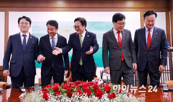 15일 국회의장실에서 우원식 국회의장(가운데) 주재로 더불어민주당 한병도 원내대표(왼쪽)와 국민의힘 송언석 원내대표가 회동하고 있다. [사진=곽영래 기자]