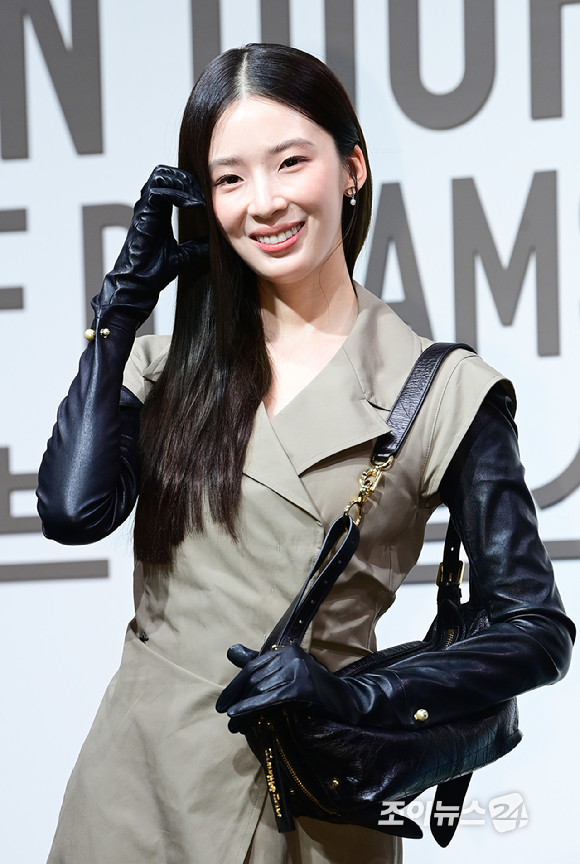 모델 아이린이 18일 오후 서울 동대문구 DDP 아트홀에서 진행된 디올 'DESIGNER OF DREAMS' 전시회 개최 기념 포토월 행사에 참석하고 있다. [사진=정소희 기자]