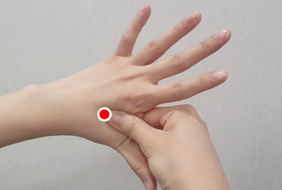 머리 혈액순환을 촉진하는 태양혈 지압. [사진=자생한방병원]