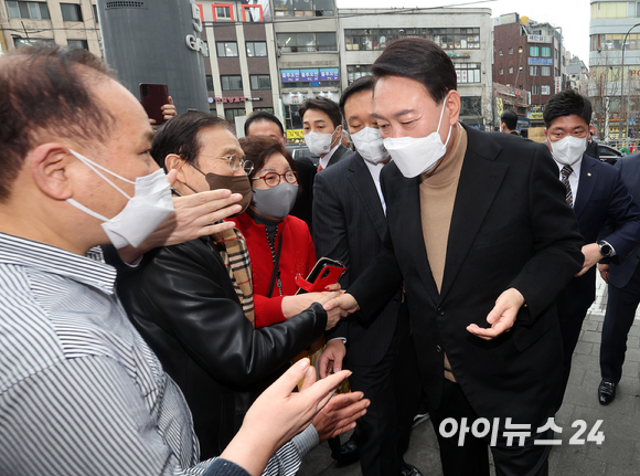 윤석열 대통령 당선인이 14일 당선 이후 첫 외부 공식일정으로 서울 남대문 시장을 찾아 시민들과 인사를 하고 있다. [사진=국회사진취재단]